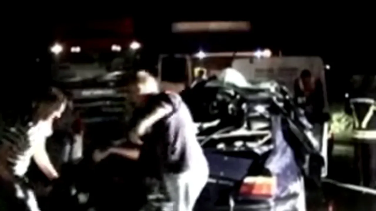 Deva: Patru tineri au murit după ce maşina în care se aflau a intrat sub un tir, pe DN 7 - VIDEO