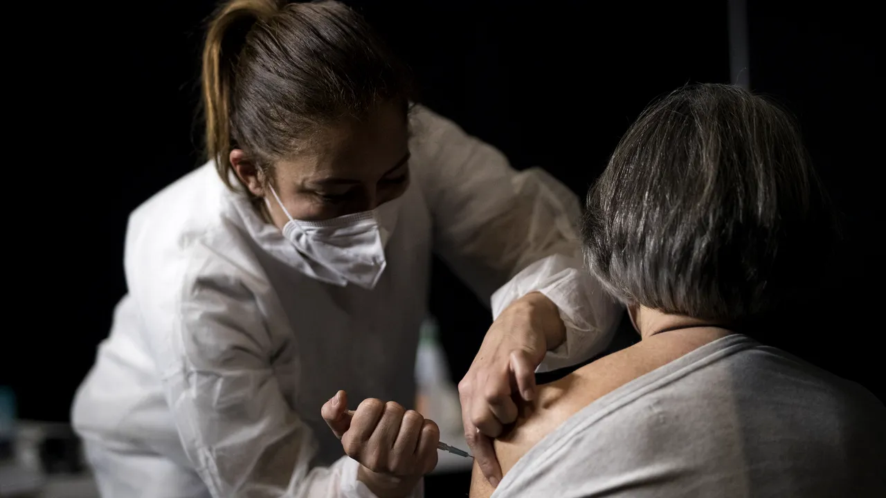 Pandemia de azi ar putea deveni o „simplă răceală” în viitor. Ce se întâmplă, totuşi, dacă nu ajungem la imunizarea de masă?