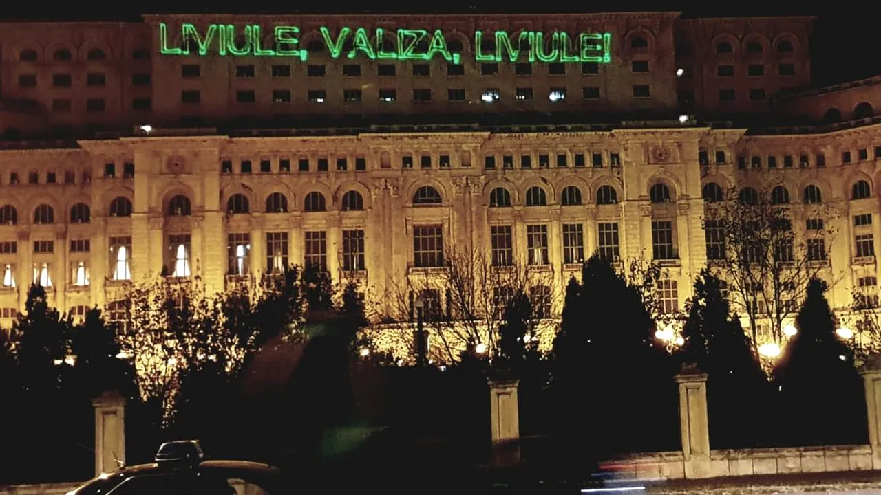 Dragnea a primit acelaşi „tratament” ca Toader. Mesaj împotriva şefului PSD, proiectat pe Palatul Parlamentului: „Liviule, valiza, Liviule! ”