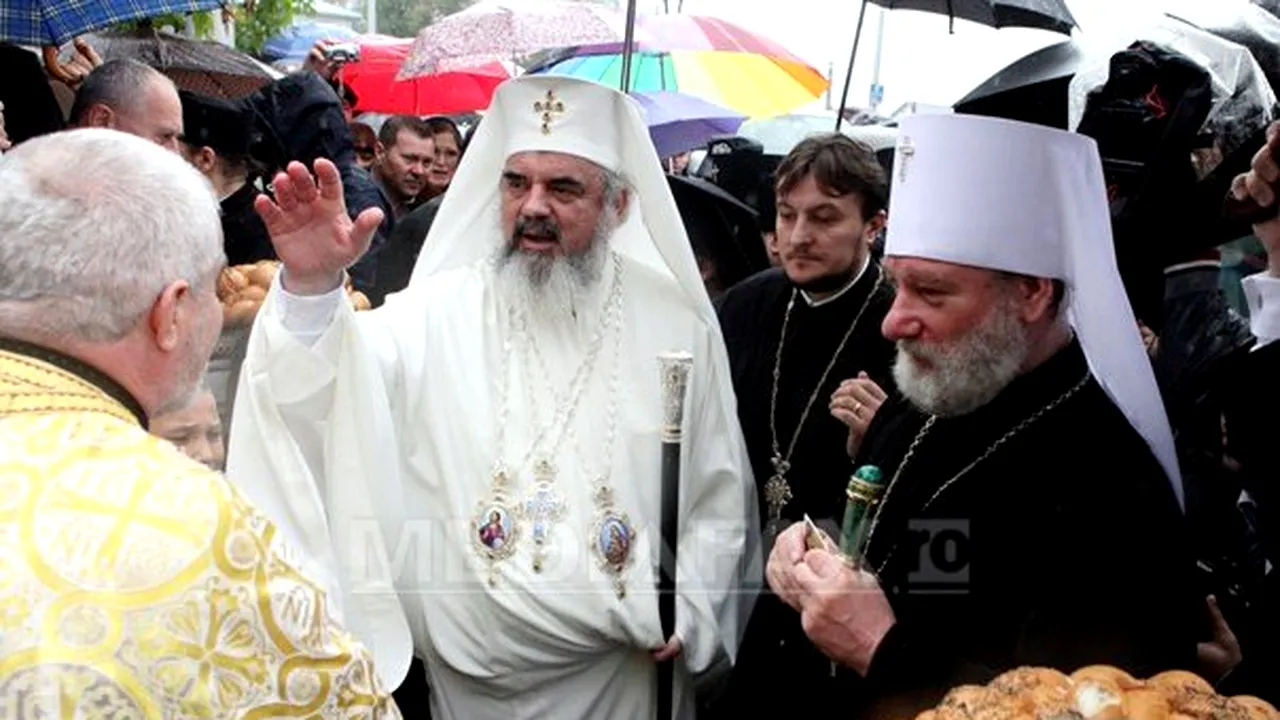 Iaşi: Sf.Liturghie, oficiată de un sobor de preoţi în frunte cu PF Daniel,în prezenţa lui Victor Ponta