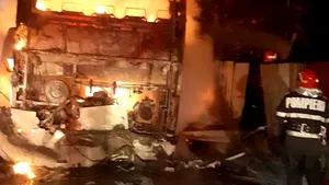 Un autobuz a fost  incendiat într-o localitate din Botoşani. Pompierii au stabilit că focul a fost pus intenţionat