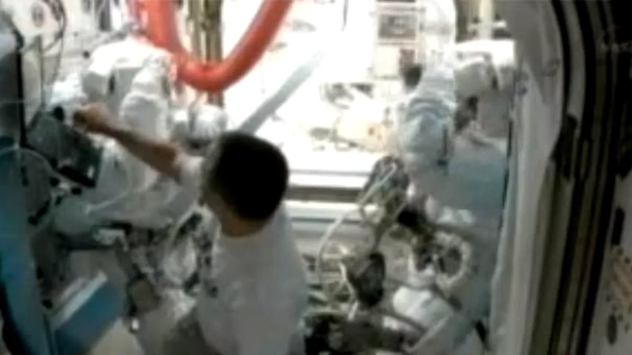 Doi astronauţi de pe ISS au dansat pe ritmurile piesei 