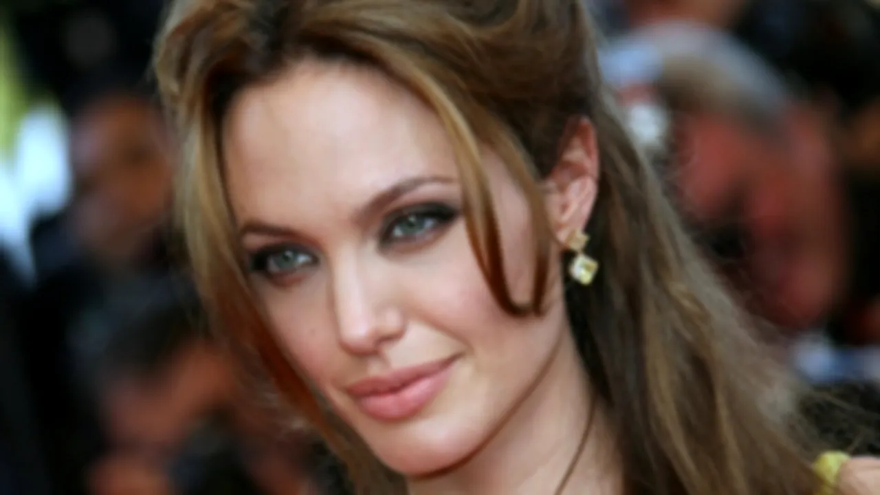 Angelina Jolie nu va mai fi imaginea casei de modă St. John pentru că eclipsează casa