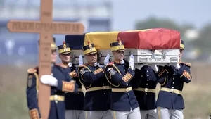 VIDEO Ceremonie de repatriere a sublocotenentului post-mortem Ciprian-Ştefan Polschi şi a lui Vasile Rădună, reprezentant al misiunii diplomatice a României la Kabul, morţi în Afganistan