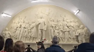 Basorelief imens al lui Stalin reinstalat in metroul din Moscova