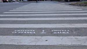 Mesaje bilingve de avertizare pe trecerile de pietoni din Sfântu Gheorghe - FOTO