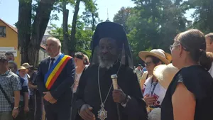Ortodocşii şi greco-catolicii, procesiuni separate la Nicula. Mitropolitul de Rwanda participă la slujbele religioase | FOTO