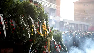 Mii de oameni, la funeraliile celor patru mineri scoşi luni din subteran