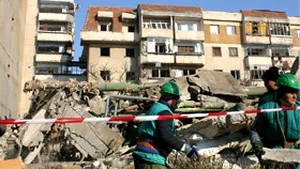 Explozie puternică la un bloc din Zalău: doi morţi şi nouă răniţi