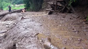Pompierii din Argeş intervin pentru a salva 20 de turişti blocaţi pe Valea Cernatului, după ce drumul a fost rupt de aluviuni