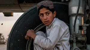 E o minune că e întreg! / Un băiat de 13 ani din Afganistan a călătorit din Kabul la Delhi, ascuns în compartimentul trenului de aterizare al avionului