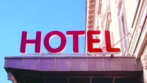 Hotel de 5 stele din centrul Capitalei, amendat de inspectorii ANPC pentru mai multe nereguli. Reacţia hotelului