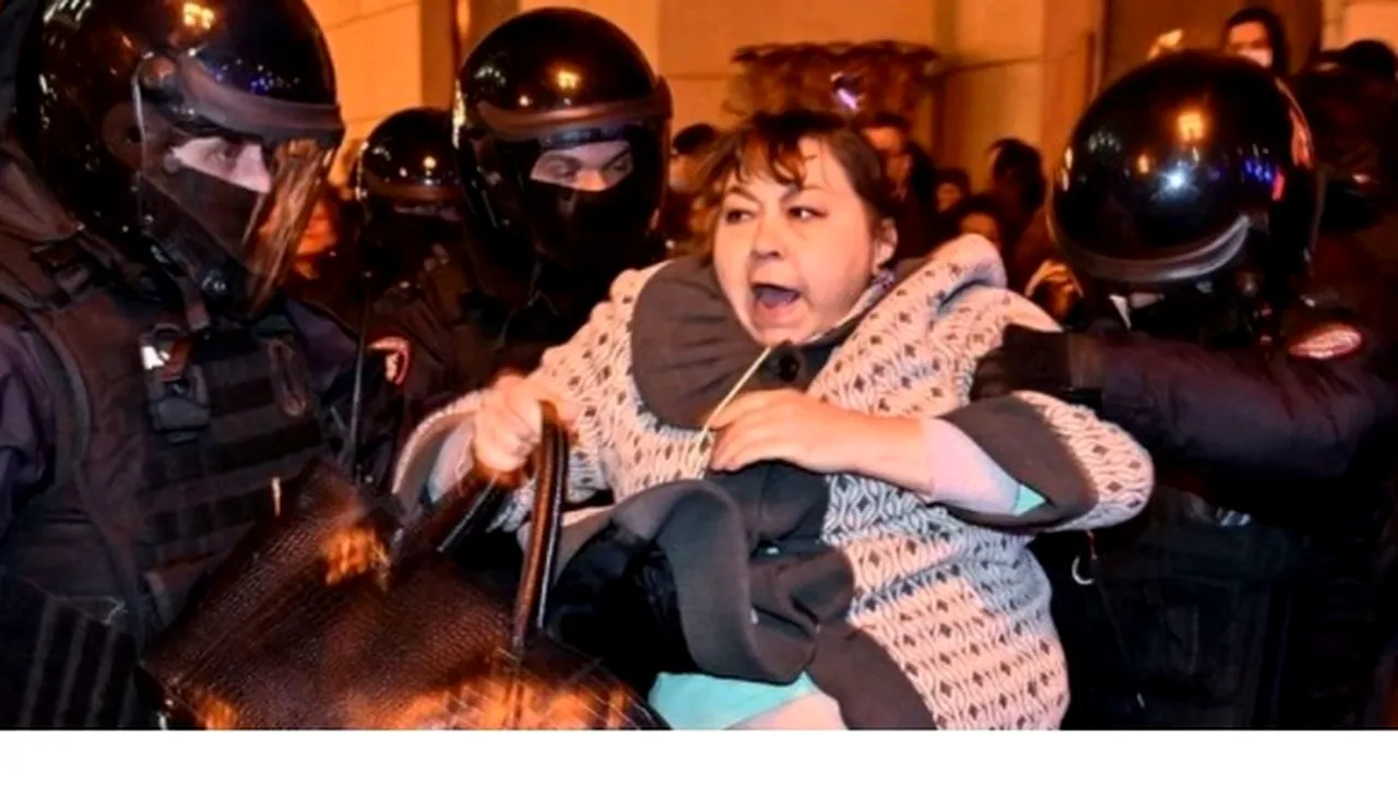 Peste 1.300 de persoane au fost reţinute în cadrul protestelor anti-mobilizare din Rusia 