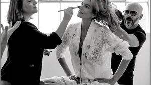 Cindy Crawford a pozat topless pentru a promova noua colaborare cu un brand celebru