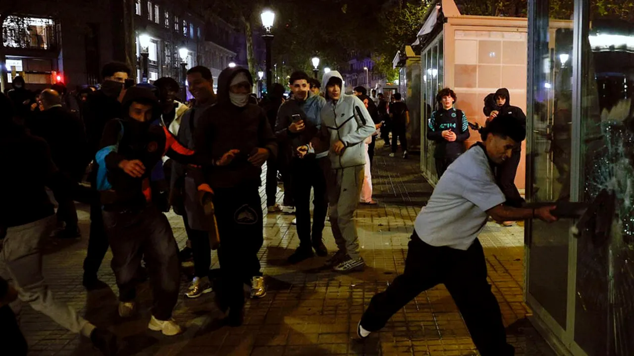 Dezastrul din centrul Barcelonei: 128 de tineri reținuți, 15 polițiști răniți și peste 20 de magazine devastate. Consulatul României: 