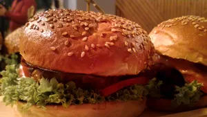 Analiză: România, pe primul loc în Europa de Sud-Est la comenzile de burgeri. Peste 22.000 de burgeri sunt livraţi zilnic