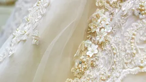 Cum arată rochia de mireasă perfectă? Piesa de vestimentaţie este unicat, are cristale şi broderii manuale şi este expusă în premieră în România - GALERIE FOTO