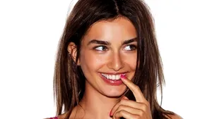 Românca Andreea Diaconu, interpreta personajului Elaine într-o replică a serialului TV 