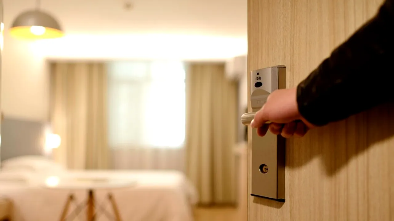 Au „dispărut” oale, telecomenzi și chiar un topor. Cele mai bizare situații de furturi din hoteluri