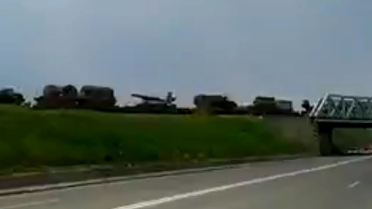 LiveLeak: Tren încărcat cu echipamente militare, în apropiere de Constanţa - VIDEO