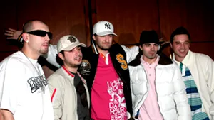 Simplu cântă în deschiderea concertului Black Eyed Peas din România