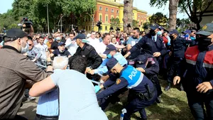FOTO Revoltă în Albania, din cauza demolării Teatrului naţional. Protestatari: „E un atac la democraţie şi libertate. Suntem în dictatură
