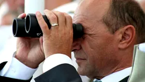 Băsescu asistă la exerciţiile militare de la Cincu