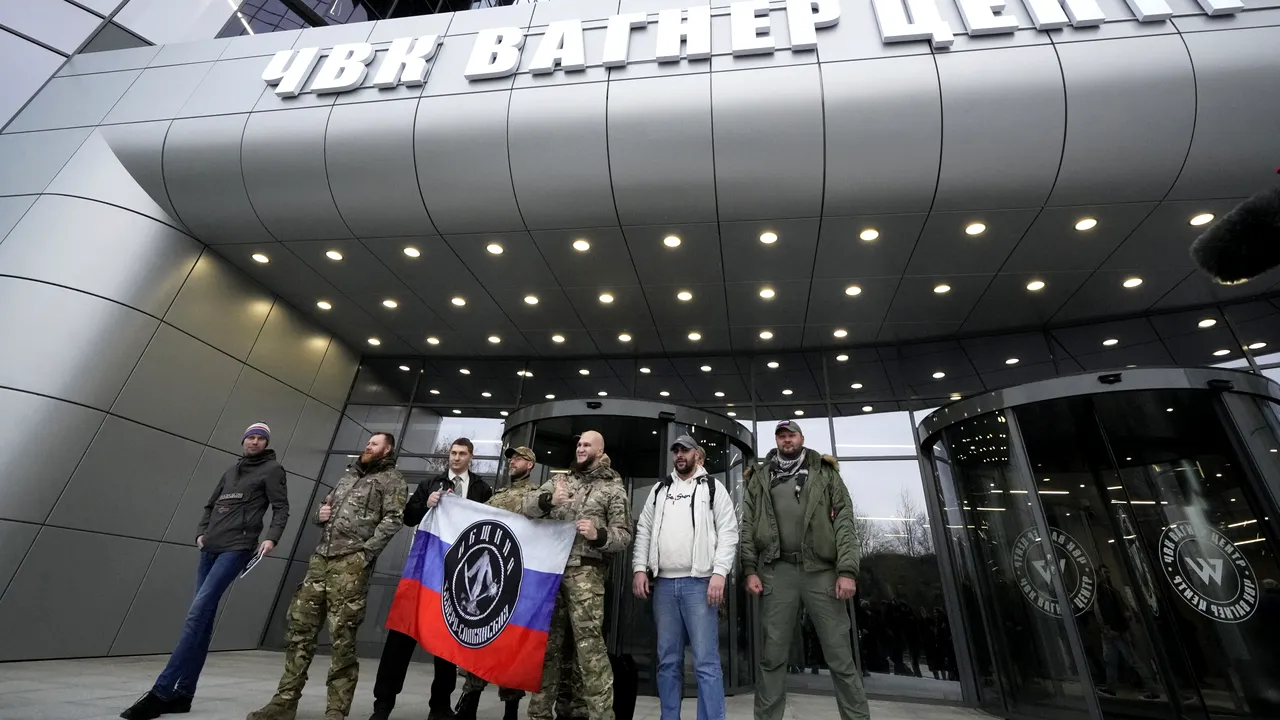 Fost militar britanic specializat în OSINT: Putin ştie că ministrul rus a eşuat în Ucraina, aşa că l-a pus pe Evgheni Prigozin să îl înfrunte. Planul lui Putin în Ucraina, asemănător planului lui Stalin din „Bătălia pentru Berlin”