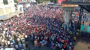 Situaţie dramatică în India. Mii de muncitori rămaşi fără joburi din cauza carantinei s-au revoltat în Mumbai şi s-au bătut cu poliţia