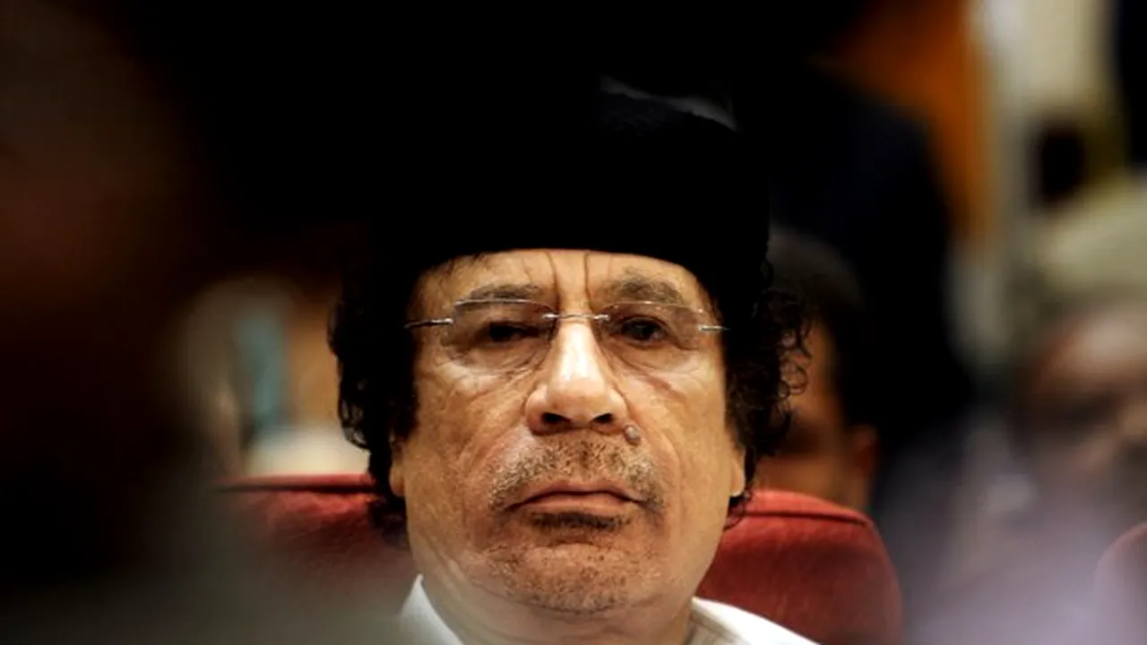 Sute de libieni, reuniţi la reşedinţa lui Kadhafi, în eventualitatea unor raiduri franceze