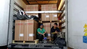 Doi tineri au încercat să intre ilegal în ţară ascunşi în saci şi înfăşuraţi în folie de aluminiu