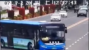 VIDEO Momentul în care un autobuz plin cu absolvenţi de liceu plonjează într-un lac din China/ Cel puţin 21 şi-au pierdut viaţa iar 15 sunt răniţi