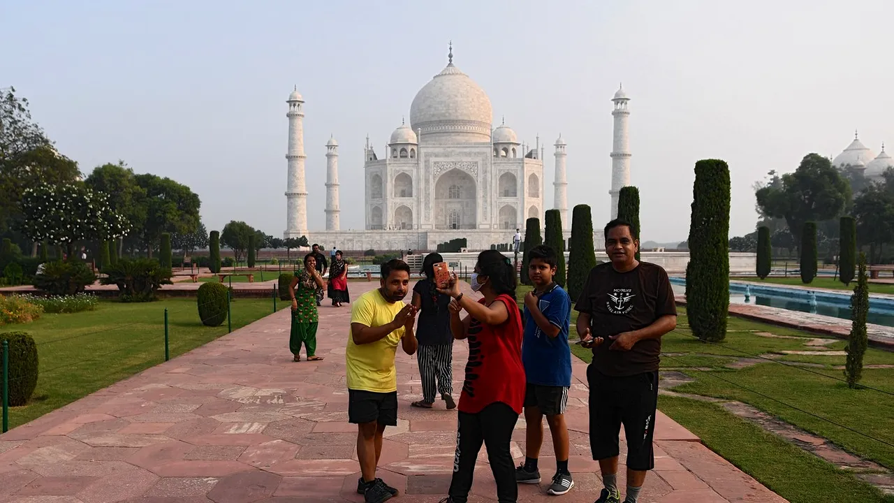 Taj Mahal din India a primit primii vizitatori după şase luni de pauză din cauza epidemiei de Covid