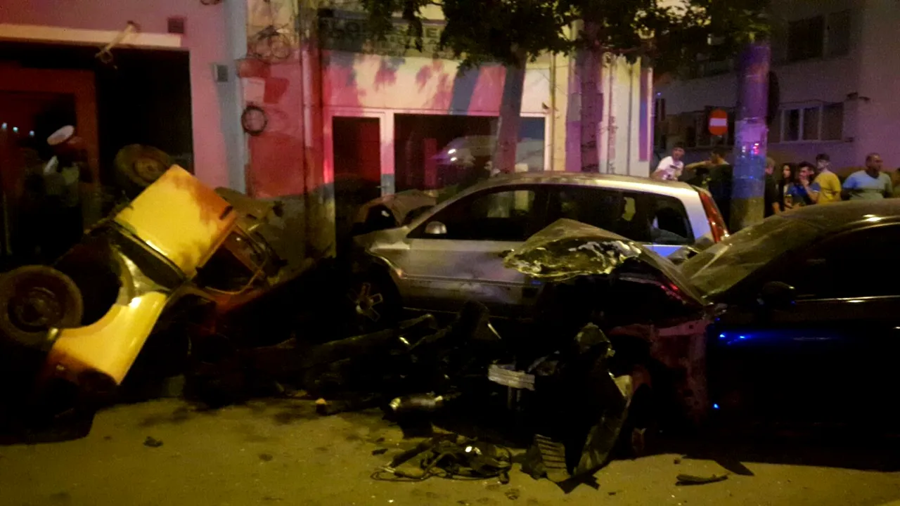 Cinci maşini parcate pe Calea Griviţei din Capitală au fost distruse de un şofer băut - FOTO 