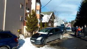 Femeie din Predeal, rănită de zăpada care s-a prăbuşit peste ea de pe un bloc. Reacţia copilului ei. FOTO