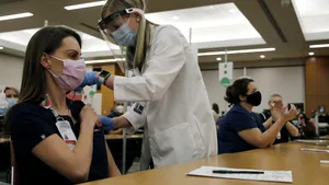 Persoanele vaccinate anti-COVID în România vor primi adeverinţe. „E ca un fel de bilet de ieşire din spital”