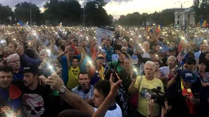 PROTEST în Piaţa Victoriei | Aproximativ 10.000 de oameni, în stradă 