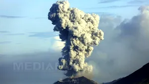 ERUPŢIA unui vulcan, surprinsă de un turist. Înregistrarea a devenit virală pe Internet - VIDEO