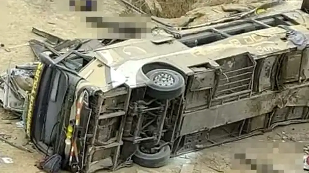 Autobuz prăbuşit în Peru. Cel puţin 24 de persoane de decedat