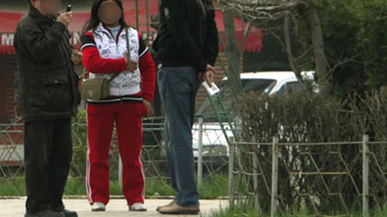 Femeia din Bragadiru care a vrut să îşi vândă copiii a fost reţinută - VIDEO