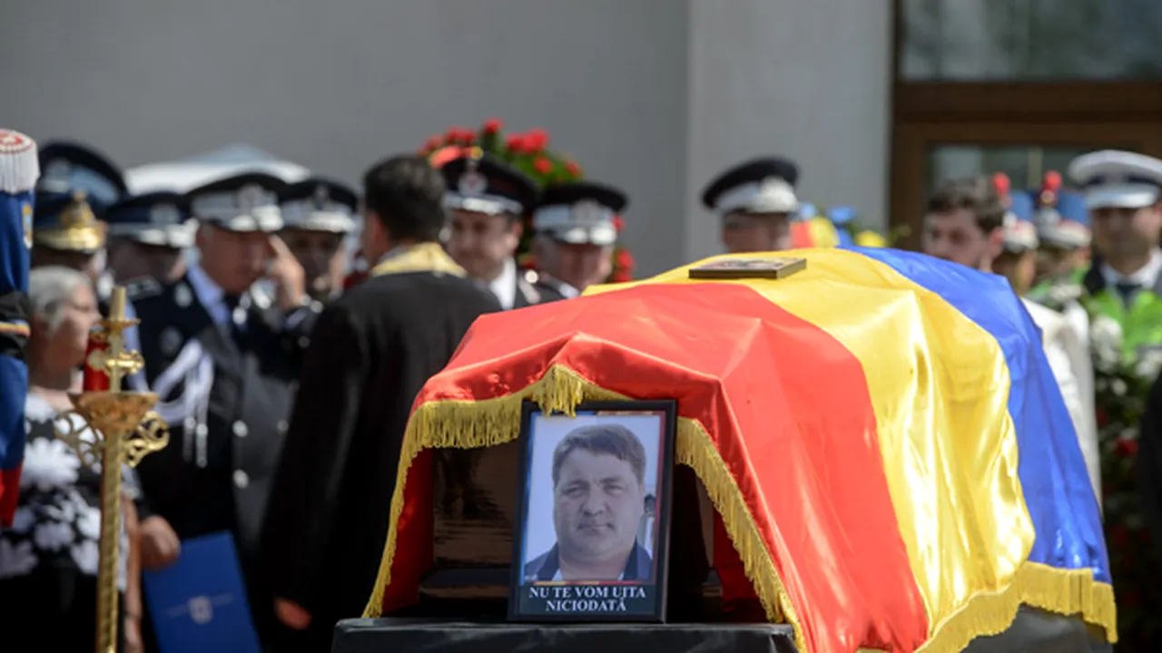 Poliţistul Gheorghe Ionescu a fost înmormântat cu onoruri militare: 
