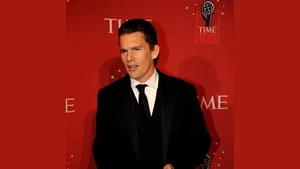 Ethan Hawke se însoară