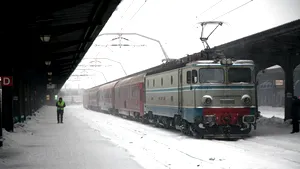 UPDATE: Circulaţia pe A2 şi A4, precum şi pe 11 drumuri naţionale, RĂMÂNE închisă marţi seara/ CFR Călători DESCHIDE traficul pe toate magistralele de cale ferată