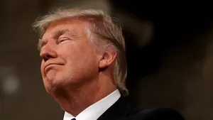 VIDEO O nouă faţă a lui Donald Trump, surprinsă de camerele de filmat: Preşedintele repeta cu voce tare discursul din Congres, în maşină