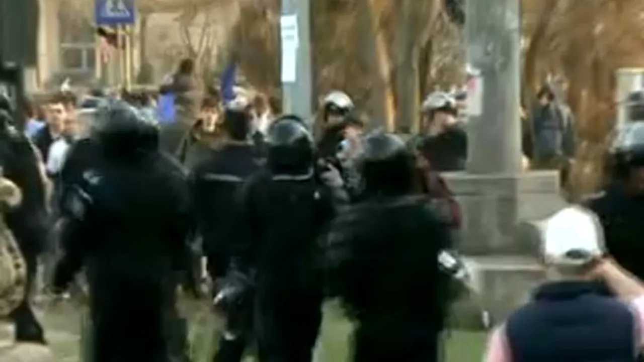 Asociaţia Suporterilor Români: Intervenţia jandarmilor la mitingul din Piaţa Victoriei a fost nejustificată