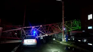 Vijelie în Bucureşti: O antenă a căzut peste două locuinţe, două persoane au fost rănite