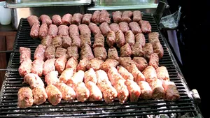 Guvernul solicită Comisiei Europene includerea mititeilor pe lista reţetelor tradiţionale, pentru a nu fi interzişi