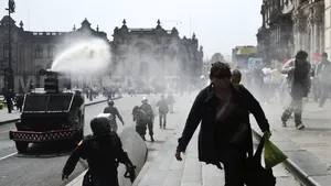 PROTESTE ale studenţilor în Peru: Poliţia foloseşte tunuri cu apă şi gaze lacrimogene