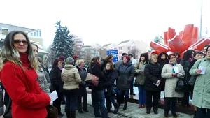 Zeci de angajaţi ai DGASPC Bistriţa-Năsăud au protestat. Nu şi-au primit integral salariile - FOTO 