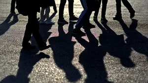 Încă un elev a fost BĂTUT la şcoală. Doi colegi l-au lovit cu pumnii şi picioarele, în timp ce în clasă se afla şi un profesor